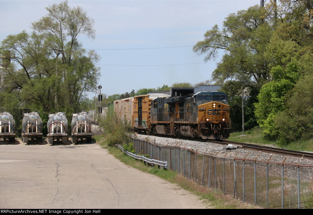 CSX 432 & 5359 roll off of Track 2 on the single main at Seymour with L303